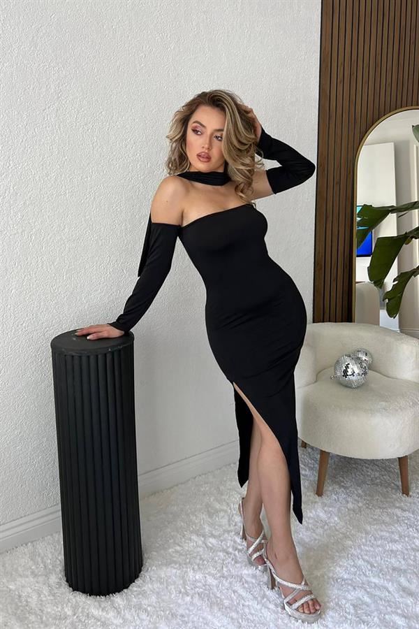 DEAFOX Black Sandy Fabric Strapless Dress with Scarf and Arm Slit Detail.