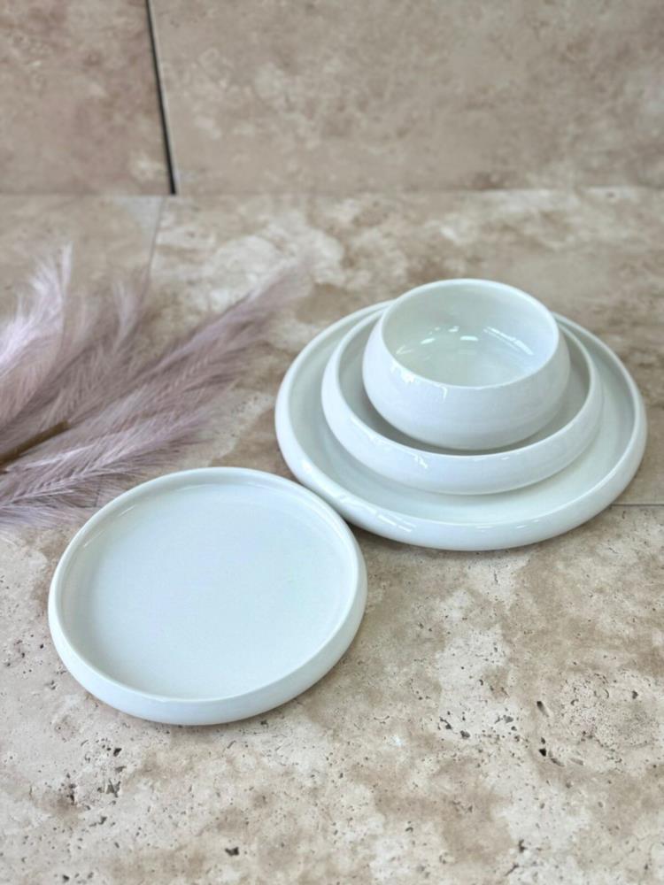 Bavary 24 Piece White Porcelain Dinner Set.