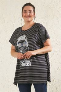 Büyük Beden Salaş Kız Figürlü T-Shirt Siyah Çizgili